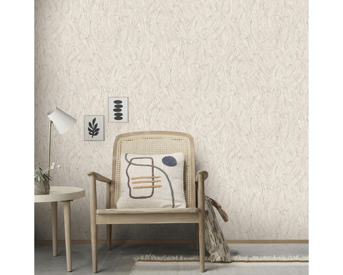 Beige Struktur Tapete in einem Wohnzimmer mit Stuhl und Tisch