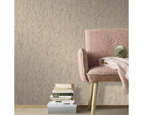 Wohnszene mit gemusterter Tapete, Sessel und Bücherstapel für eine gemütliche Atmosphäre