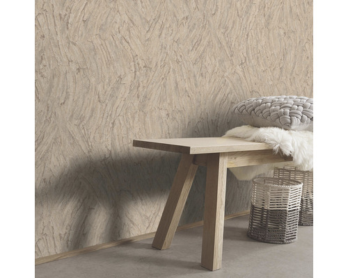 Szene mit gemusterter Tapete, Bank, Kissen und Körben