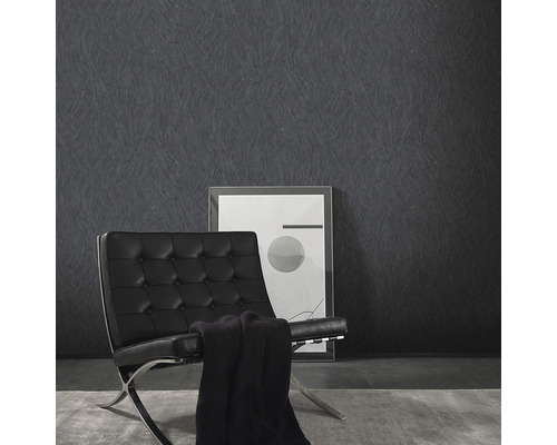 Wohnzimmer mit schwarzer Vliestapete mit Strukturmuster, Sessel und Bild