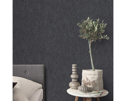 Schlafzimmer mit dunkler Struktur Tapete, Bett, Tisch und Dekoration