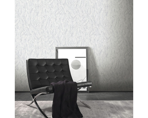 Wohnszene mit gemusterter Tapete, Sessel und Bild