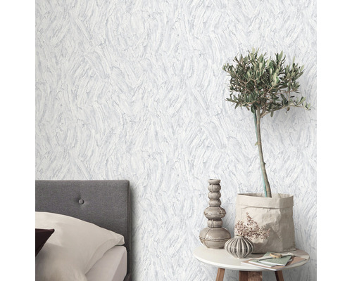 Szene mit strukturierten Tapeten, Bett und Dekoration