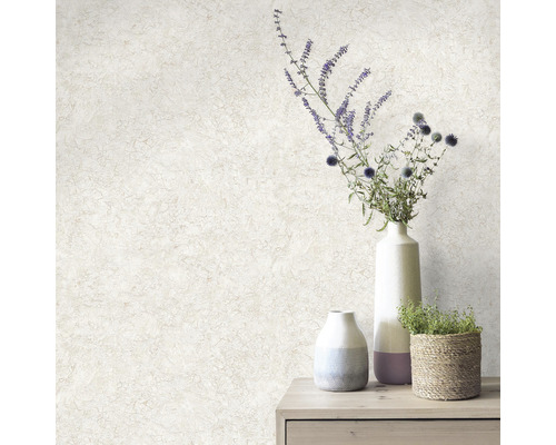 Dekorative Tapete mit floralem Stillleben auf einer Kommode