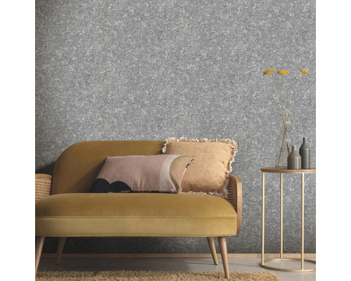 Szene mit gemusterter Tapete, Sofa und Beistelltisch für Wohnraumgestaltung