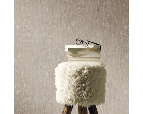 Tapete mit Holzmaserung, Brille auf Buchstapel auf einem Hocker