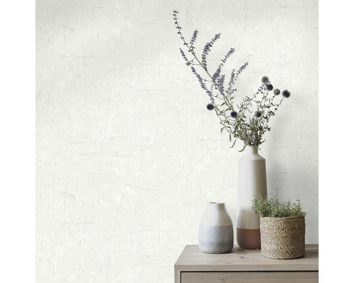 Dekorative Tapete mit floralem Arrangement auf einem Sideboard