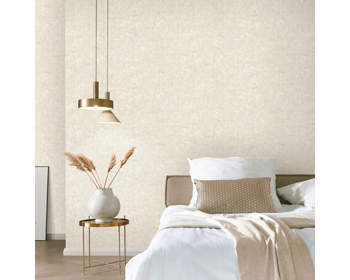 Schlafzimmer mit beiger gemusterter Tapete, Bett und Beistelltisch mit Dekoration