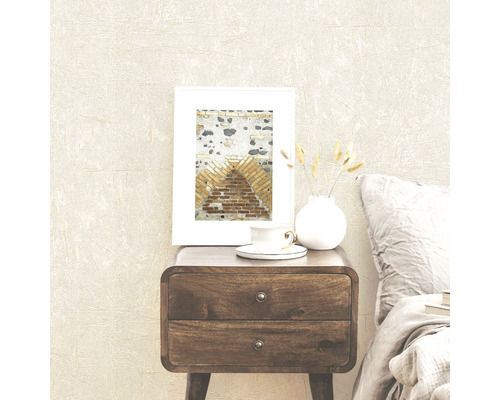 Nachttisch mit Dekoration im Schlafzimmer