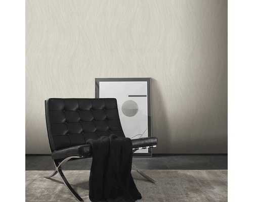 Wohnraum mit gemusterter Tapete, Sessel und Bild