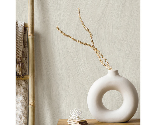 Nahaufnahme einer strukturierten Tapete, kombiniert mit dekorativen Elementen.