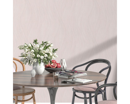 Esstisch-Szene mit Blumen, Granatäpfeln, Zeitschriften und Stühlen