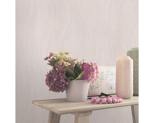 Helle, strukturierte Tapete im Raum mit Blumenarrangement auf einem Tisch