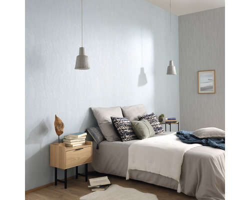 Helles Schlafzimmer mit Bett, Nachttisch und Pendelleuchten