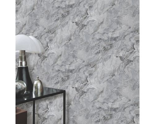 Szene mit gemusterter Tapete und Tisch mit Dekoration