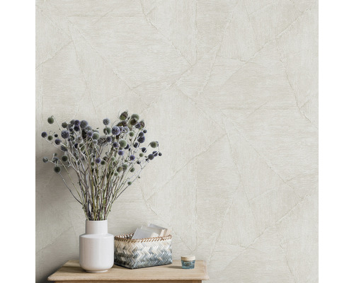 Tapete mit geometrischem Muster und Tisch mit Dekoration