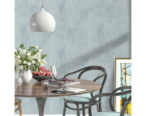 Szene mit einem Esstisch, Stühlen, Blumenvase, Obstschale, Lampe und einem Gemälde an der Wand