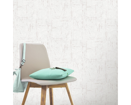 Tapete mit linearem Muster, Stuhl mit Kissen und Tasche