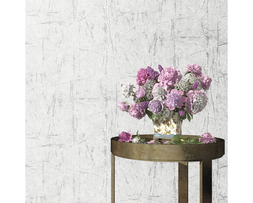 Szene mit Struktur Tapete, Blumenstrauß und Beistelltisch