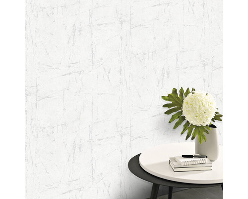 Tapete mit Marmorstruktur an einer Wand mit Tisch und Dekoration