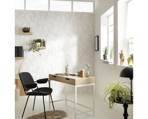 Büro mit Schreibtisch, Stuhl, Regalen und dekorativer Tapete mit Blattmuster für ein helles, organisiertes Ambiente