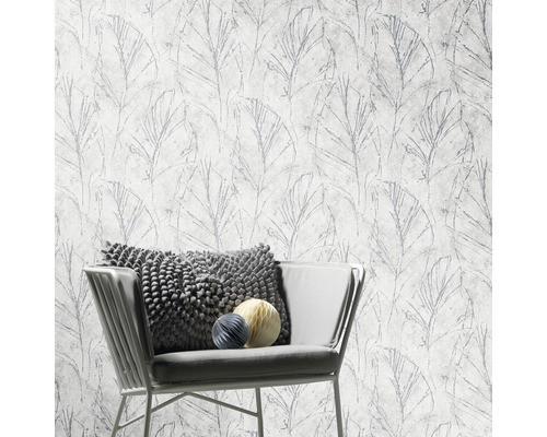 Helle Tapete mit Blattmuster und Stuhl