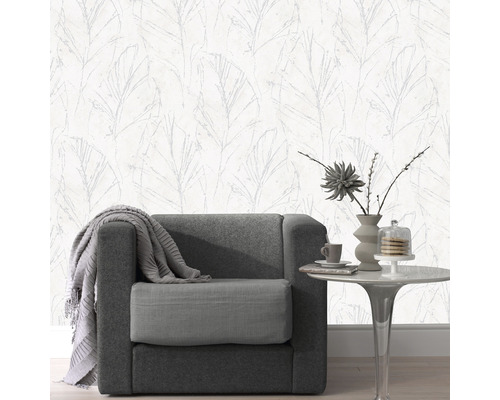 Wohnzimmer mit Sessel, Tisch und Tapete mit Blattmuster