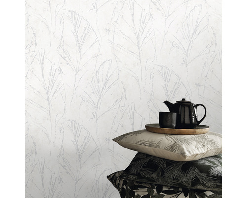 Zimmer mit Tapete mit Blattmuster, Teekanne und Kissen