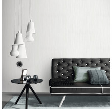 Wohnzimmer mit Sofa, Tisch und Pendelleuchten für eine moderne Inneneinrichtung.