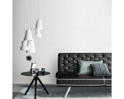 Wohnzimmer mit Sofa, Tisch und Pendelleuchten für eine moderne Inneneinrichtung.