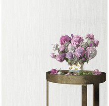 Blumenarrangement in Vase auf einem Beistelltisch