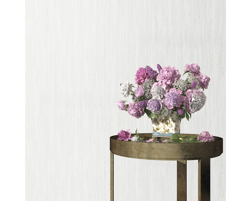 Blumenarrangement in Vase auf einem Beistelltisch