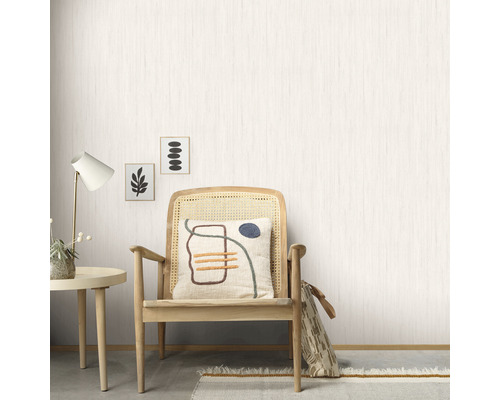 Helle Wandgestaltung mit Holzstruktur neben Stuhl und Beistelltisch