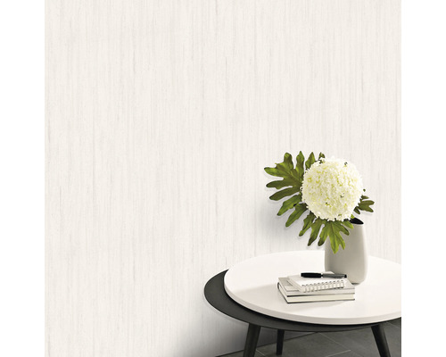 Tapete mit Holzmaserung imitiert natürliche Optik für Innenräume.