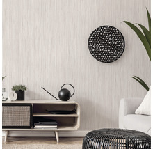 Wohnraum mit Rattanmöbeln und Wanddekoration