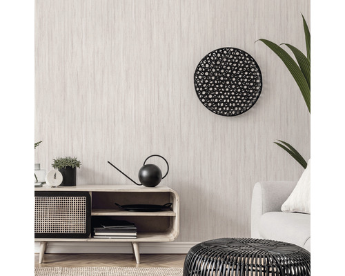 Wohnraum mit Rattanmöbeln und Wanddekoration