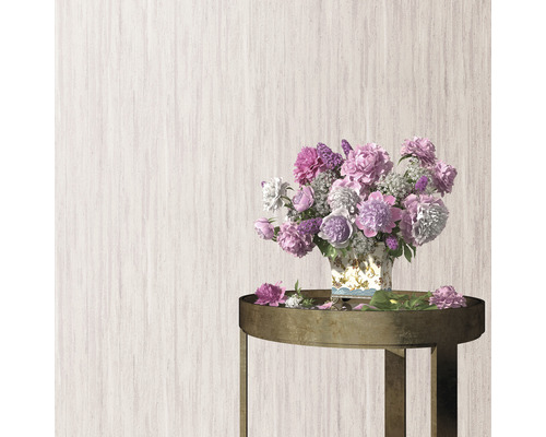 Blumenstrauß in einer Vase auf einem Tisch vor einer strukturierten Wand