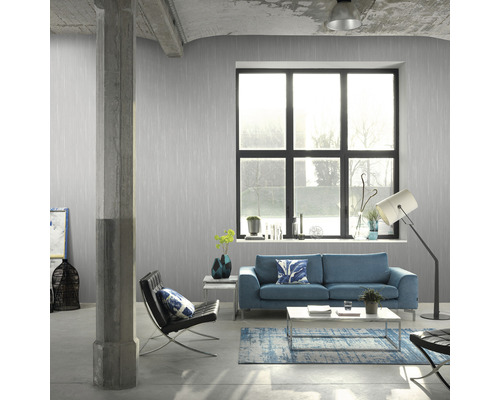 Modernes Wohnzimmer mit grauer Tapete, Sofa, Sessel und Teppich