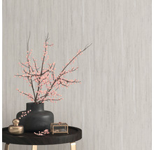 Dekoratives Arrangement mit Vase, blühenden Zweigen und Schmuckkästchen auf einem Beistelltisch.