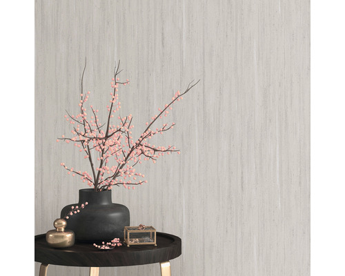 Dekoratives Arrangement mit Vase, blühenden Zweigen und Schmuckkästchen auf einem Beistelltisch.