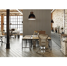 Großraumbüro im Loftstil mit Schreibtischen, Bürostühlen, Deckenleuchten, Regalen und einem Kopierer.