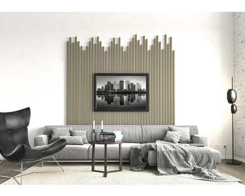 Wohnzimmer mit Sofa, Sessel, Beistelltisch, Stehlampe und Wandpaneel