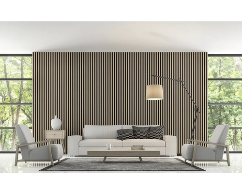 Wohnzimmer mit Holzlamellenwand, Sofa, Sesseln und Stehlampe