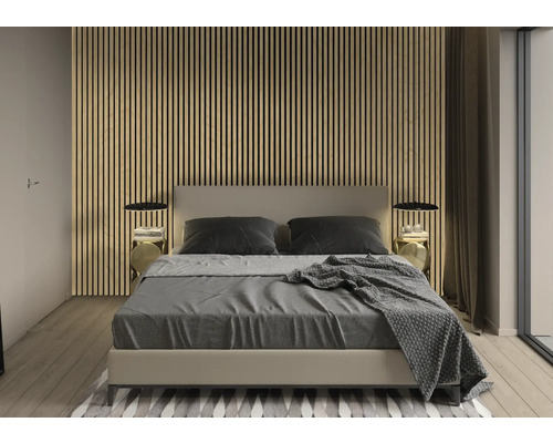 Schlafzimmer mit Bett, Nachttischen und Holzpaneelwand