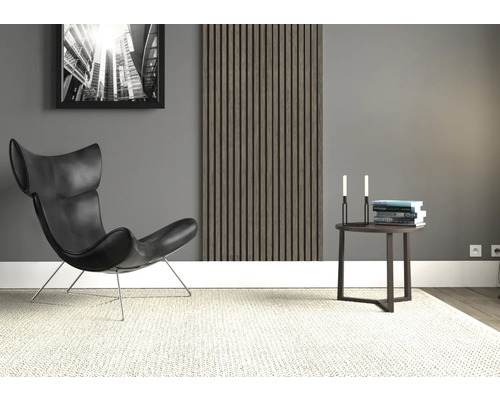 Wohnzimmer mit Sessel, Beistelltisch, Wandpaneel und Bild