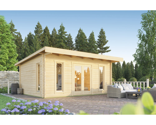 Gartenhaus Outdoor Life Barbados 5 Platin inkl. Fußboden 579 x 509 cm natur Garten Szene mit Blockhaus und Gartenmöbeln auf Terrasse