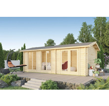 Holzgartenhaus mit großen Fenstern und Terrassenbereich im Garten