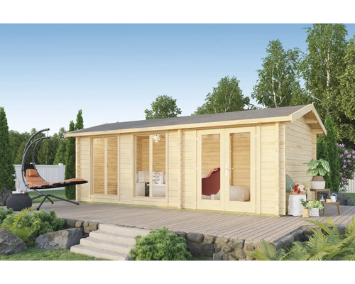 Holzgartenhaus mit großen Fenstern und Terrassenbereich im Garten