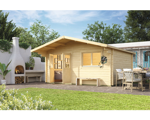 Holzgartenhaus mit Terrasse, Grill und Sitzgelegenheiten im Garten.