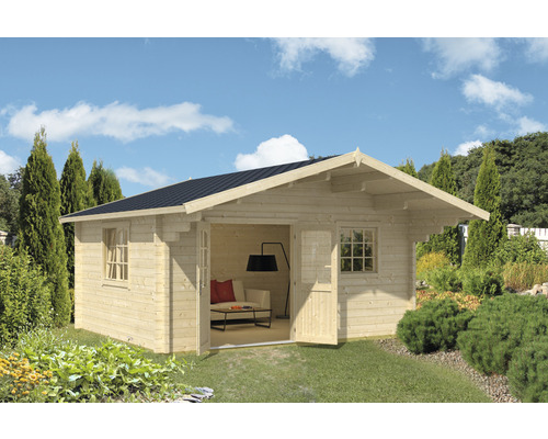 Holzgartenhaus mit offenstehenden Türen und Fenstern im Garten